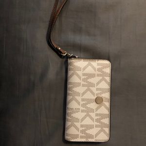 Micheal Kors Wristlet